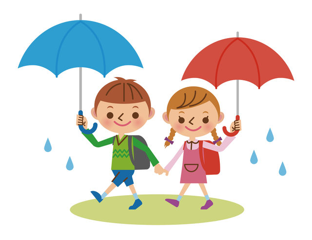 雨の日にランドセルで登校する男の子と女の子