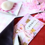 入学祝いの金封と桜の花