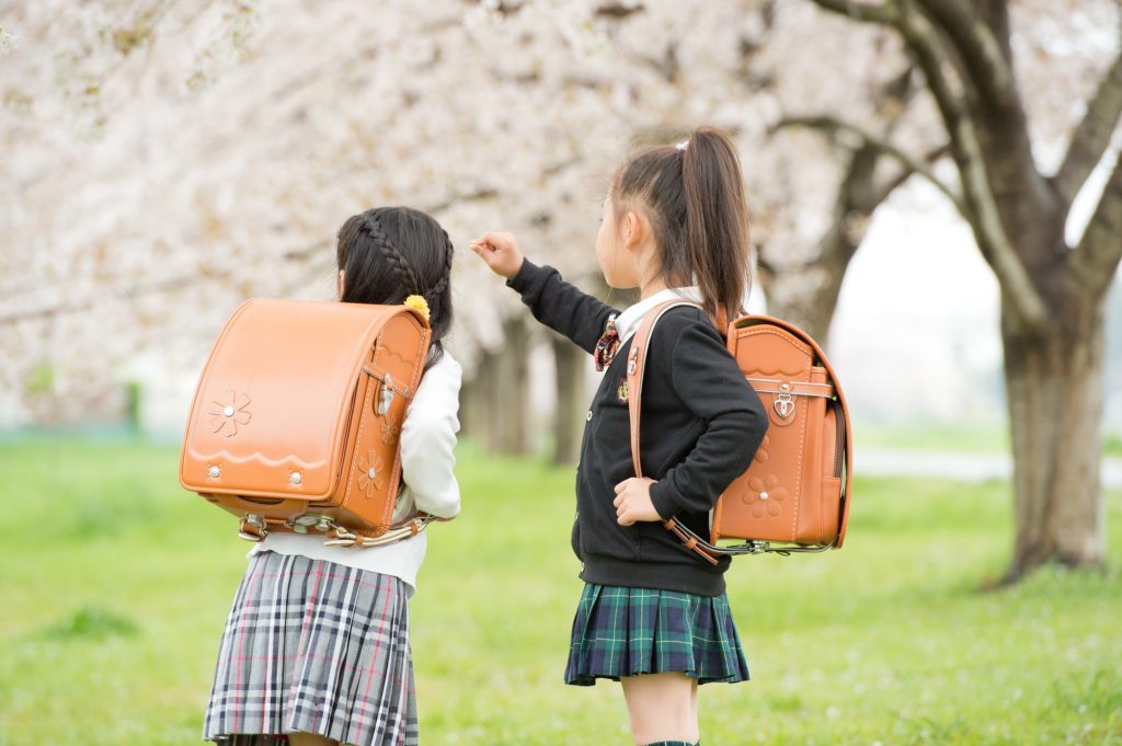 キャメルのランドセルの女の子